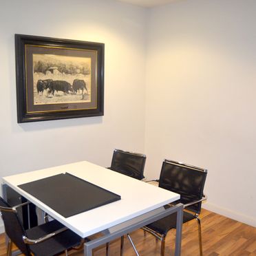 NOTARY IGNACIO PEREZ-OLIVARES DELGADO sala con escritorio